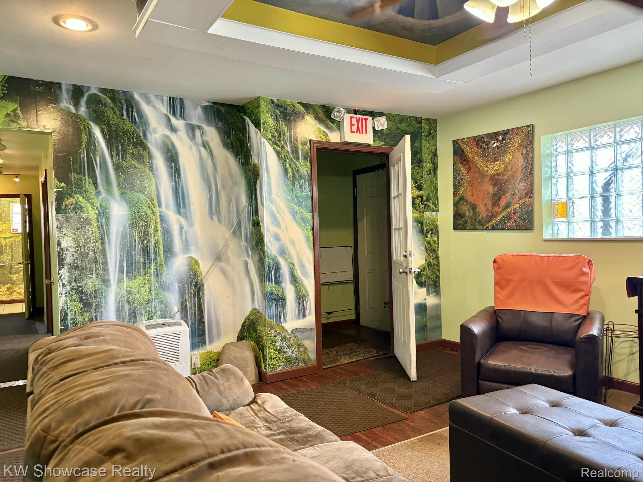 318 South Boulevard W