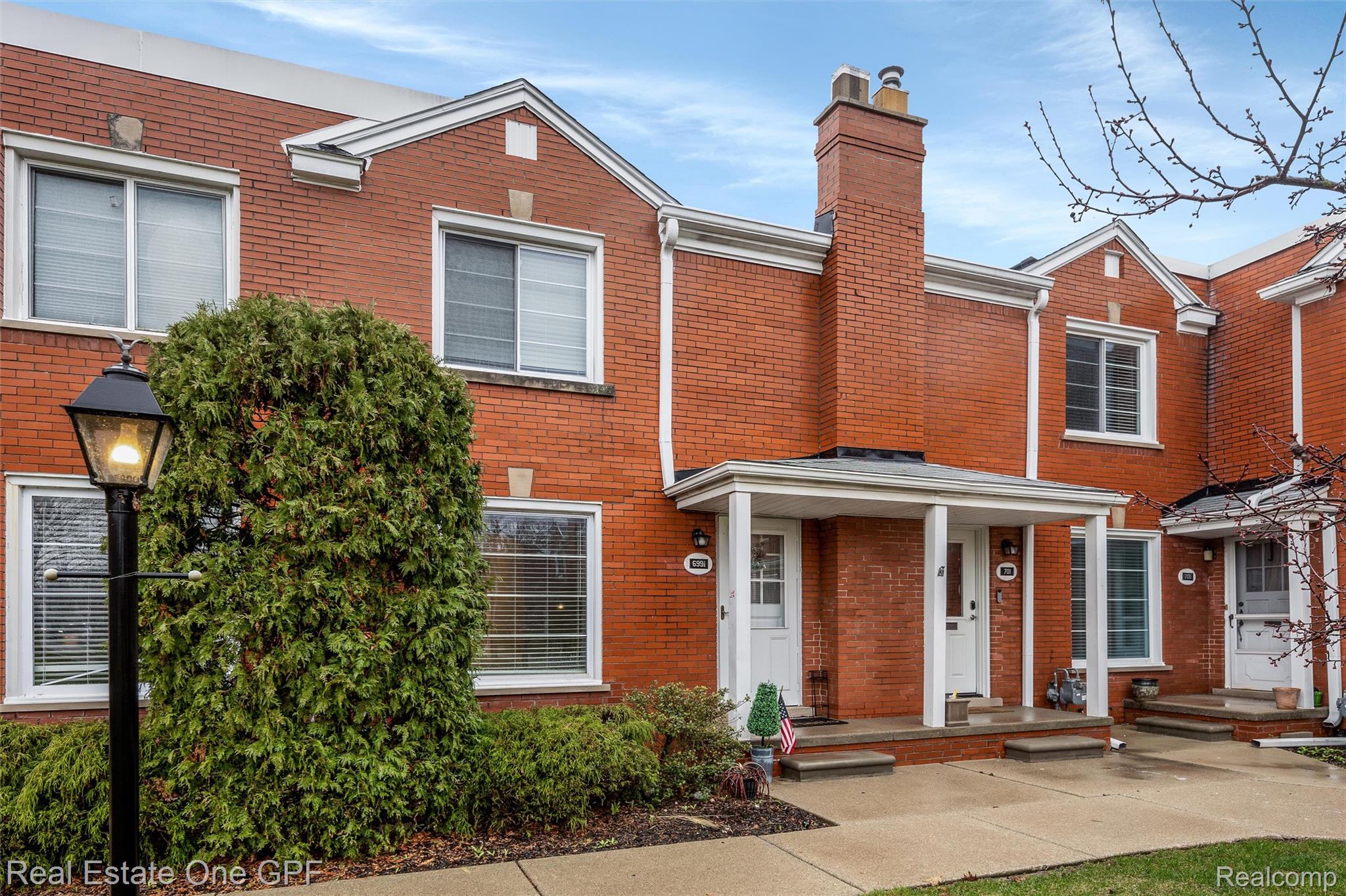 699 SAINT CLAIR Street 12