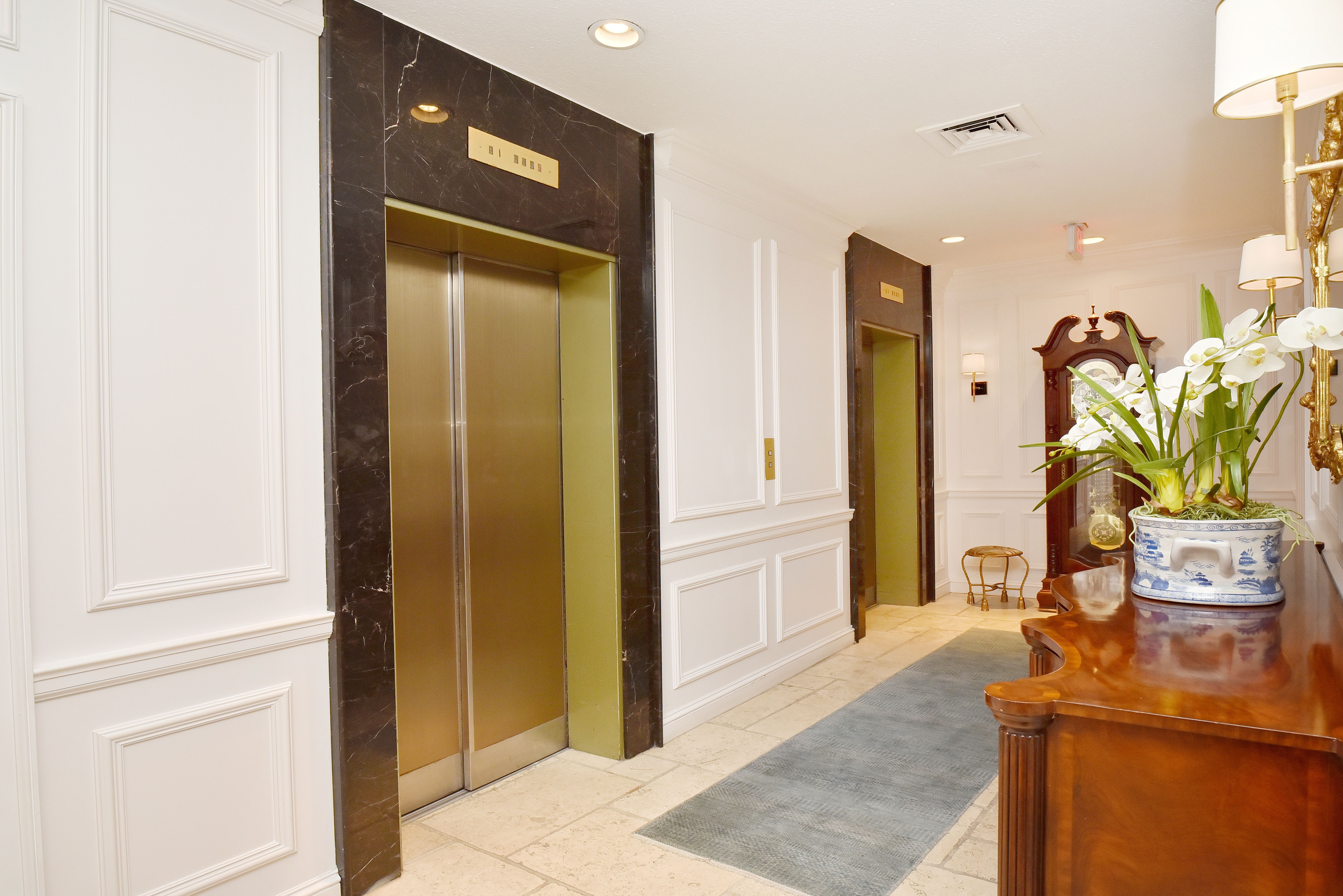 211 E Merrill 302