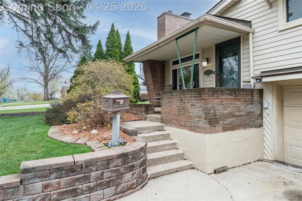 Photo of 6182 Drexel Street, Dearborn Heights City, MI 48127 (MLS # 20261024715)