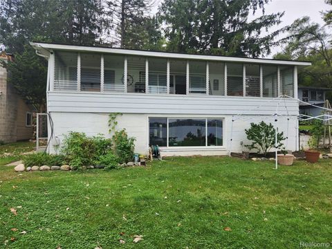 8463 Hillpoint Drive Hamburg Township MI 48116