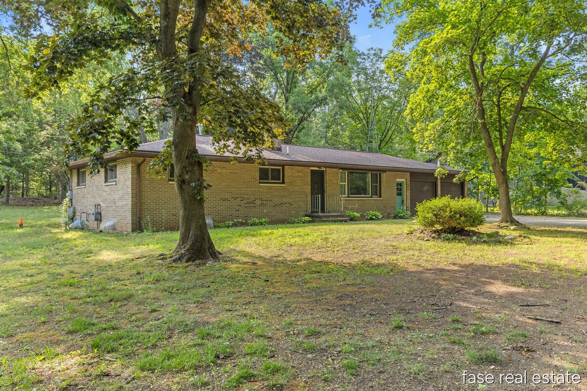 7676 Courtland Drive NE