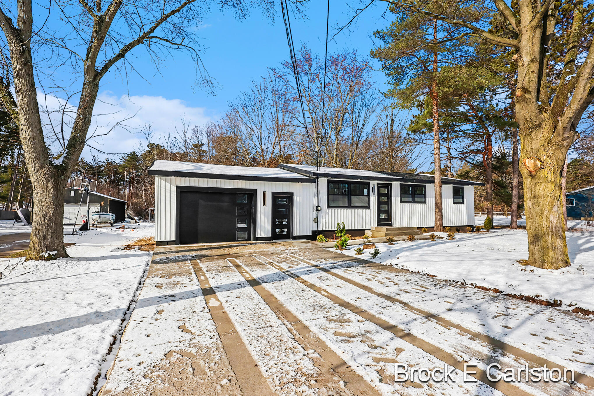 945 N Van Eyck Street