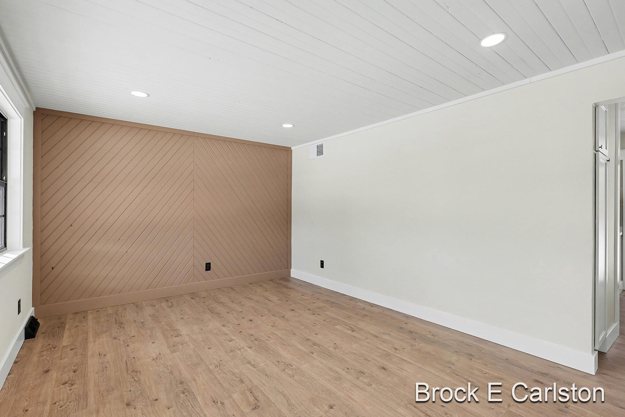 945 N Van Eyck Street