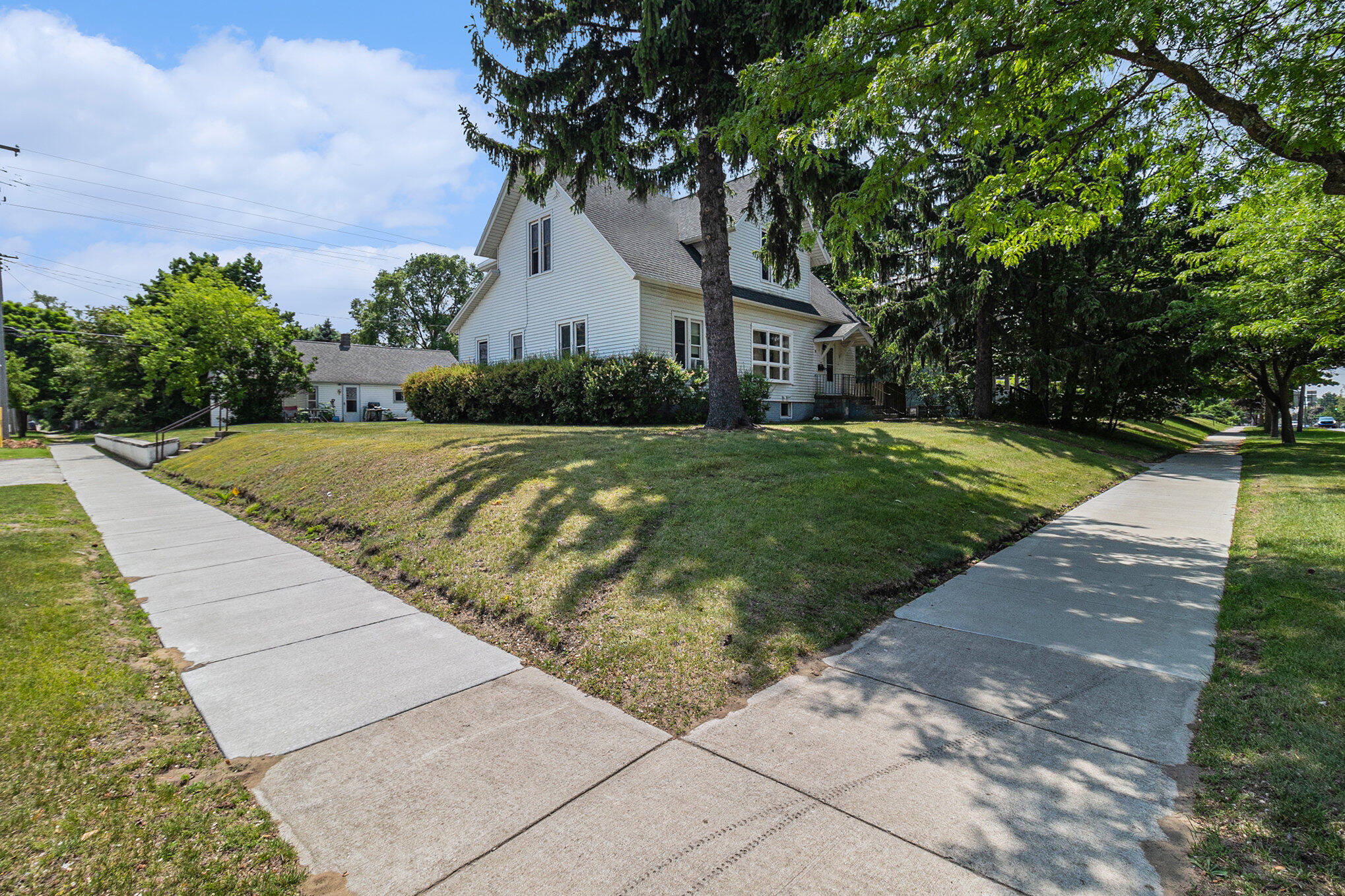 724 E Ludington Avenue