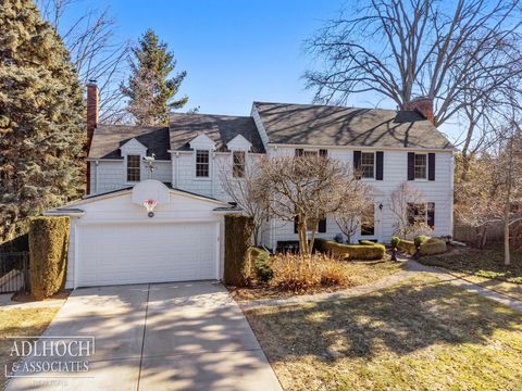Photo of 450 University Place, Grosse Pointe City, MI 48230 (MLS # 58050201251)