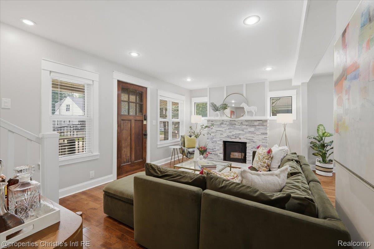 827 Gardenia Avenue