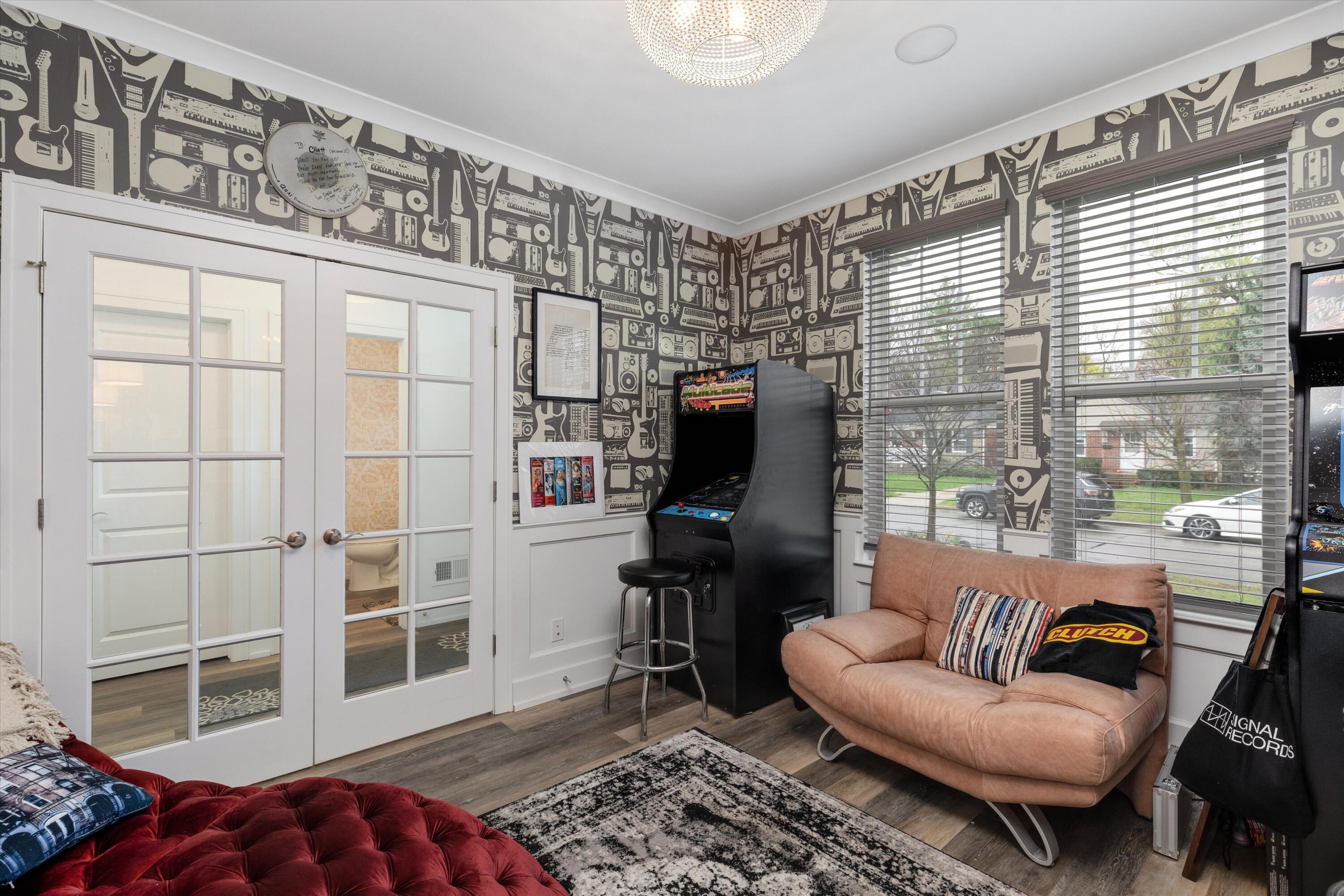 325 University Street