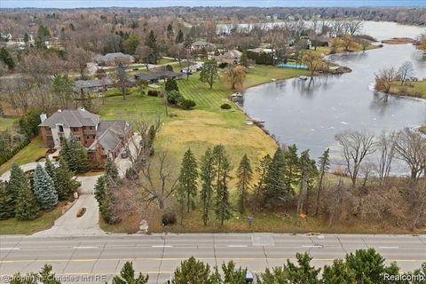 4456 W Maple Road Bloomfield Hills City MI 48301