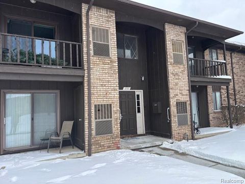 250 E THIRTEEN MILE Road 11 Madison Heights City MI 48071