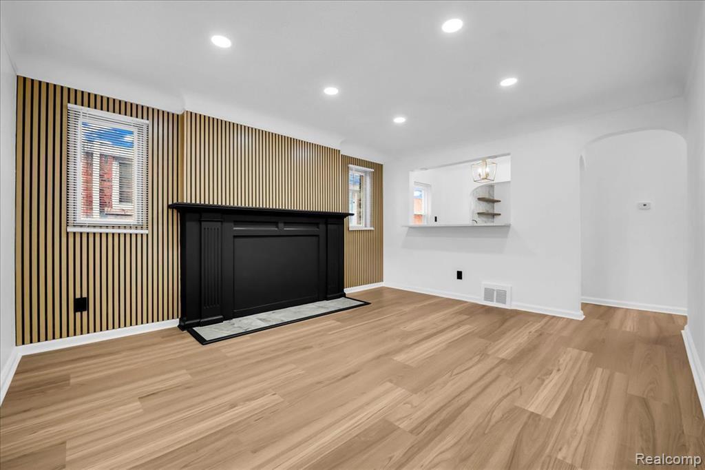 8603 Whitcomb