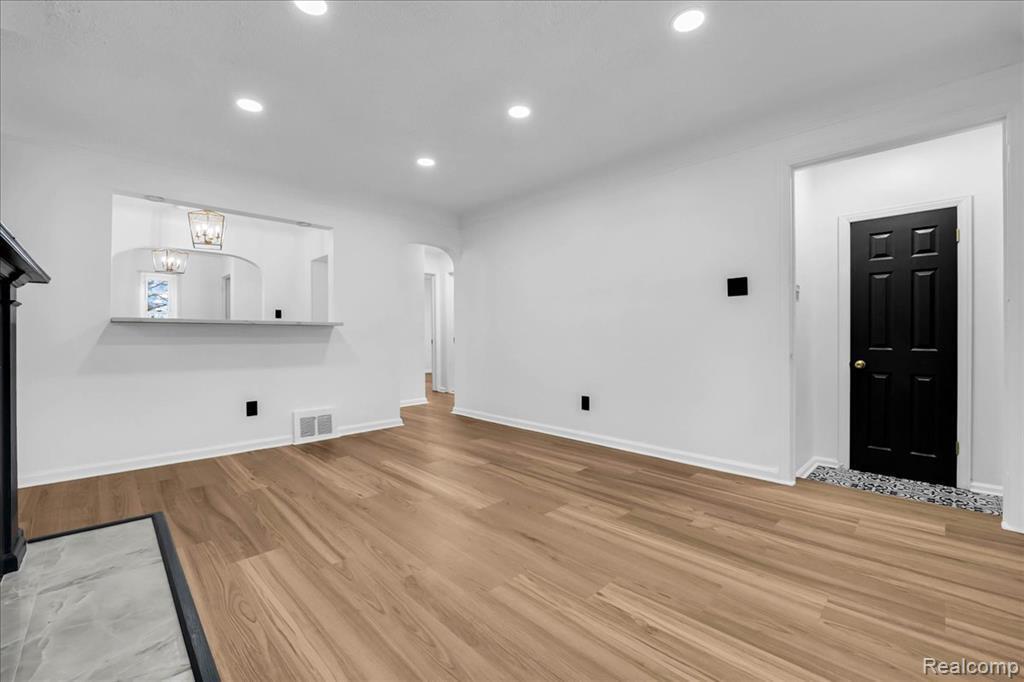 8603 Whitcomb