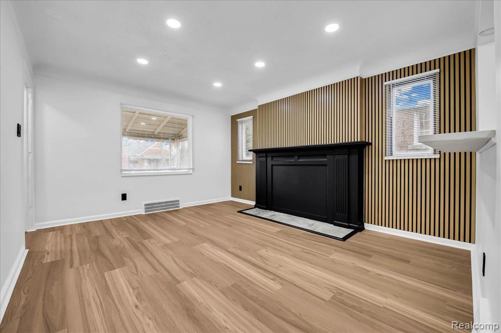 8603 Whitcomb