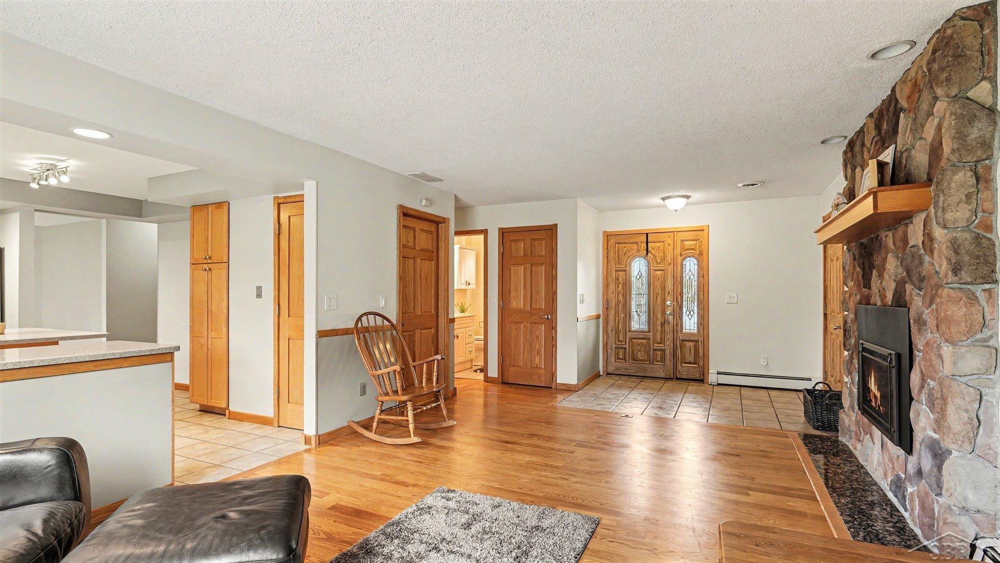 3323 Lakeside Drive
