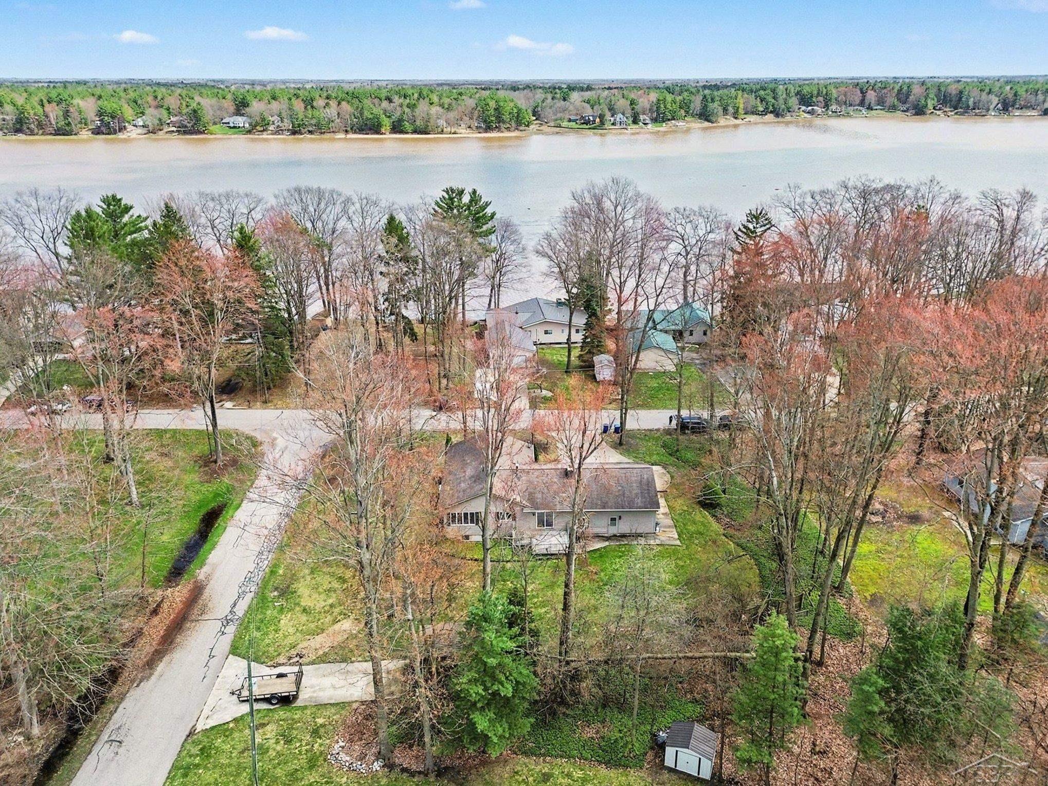 3323 Lakeside Drive