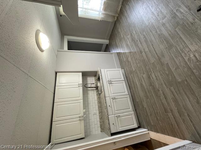 2135 JARVIS Avenue