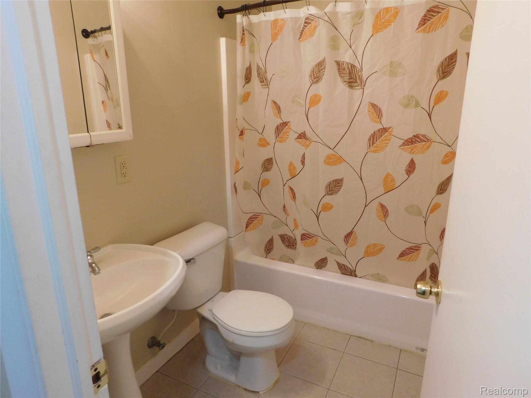 Madison Heights City, Michigan 48071, United States, 2 Bedrooms Bedrooms, ,1 BathroomBathrooms,Residential,Active,215522