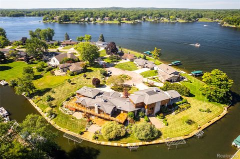 4190 AQUARINA Street Waterford Charter Township MI 48329