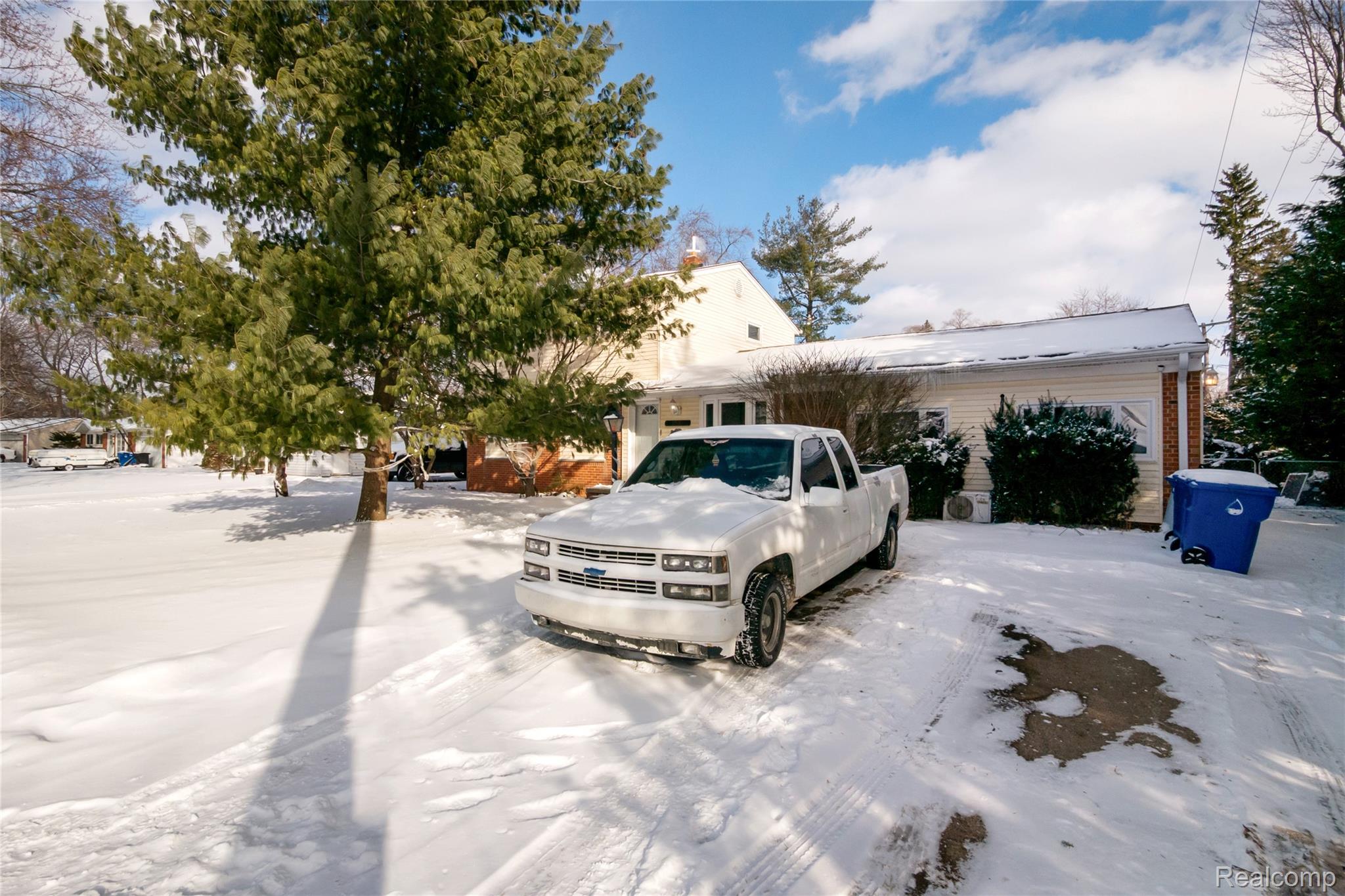 3520 Warringham Avenue