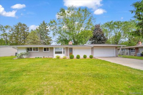 2098 Helmsford Drive Wolverine Lake Village MI 48390