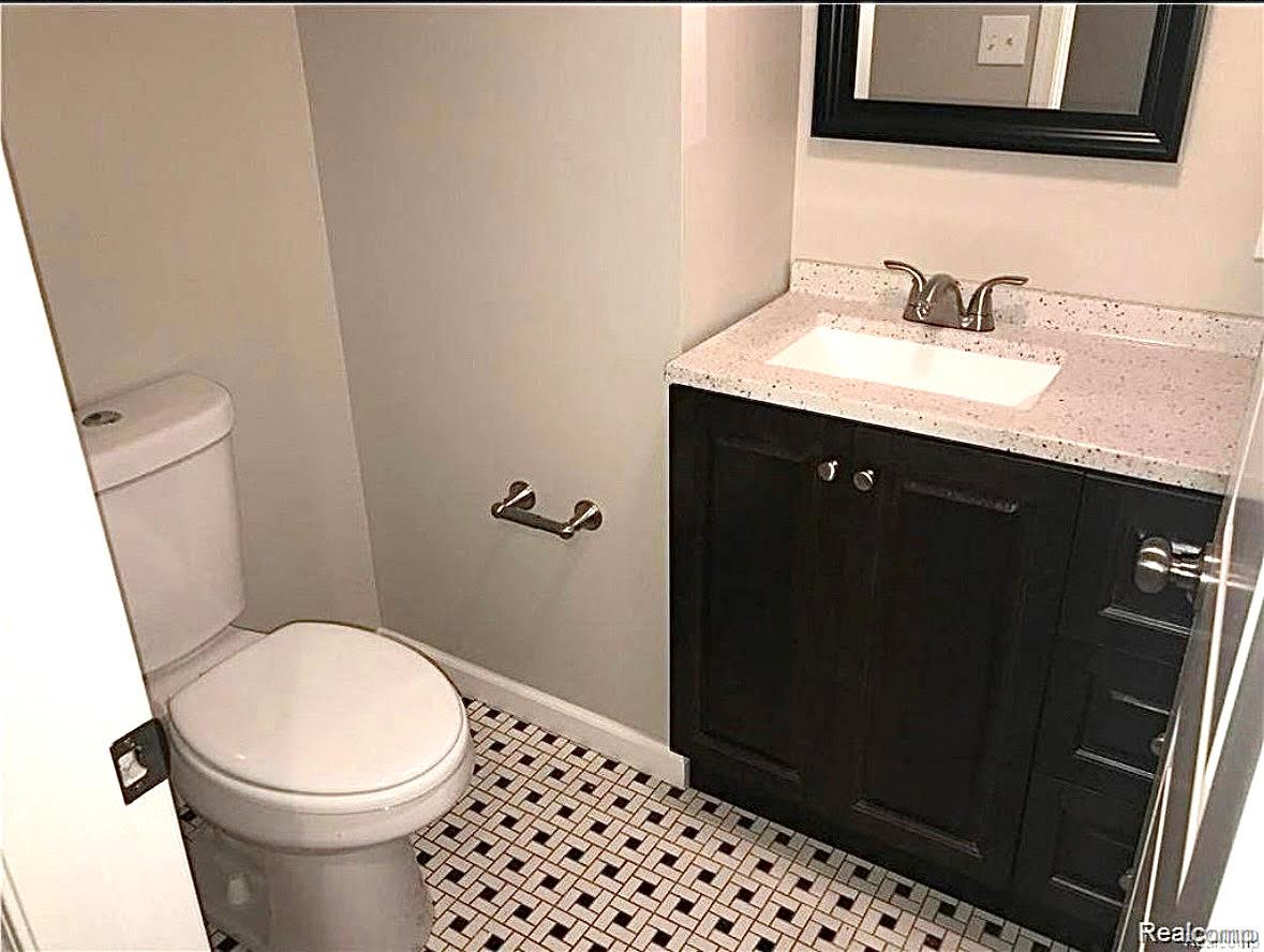 Royal Oak City, Michigan 48067, United States, 3 Bedrooms Bedrooms, ,3 BathroomsBathrooms,Residential,Active,197612