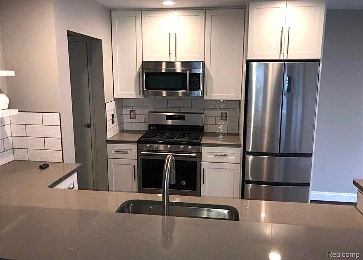 Royal Oak City, Michigan 48067, United States, 3 Bedrooms Bedrooms, ,3 BathroomsBathrooms,Residential,Active,197612