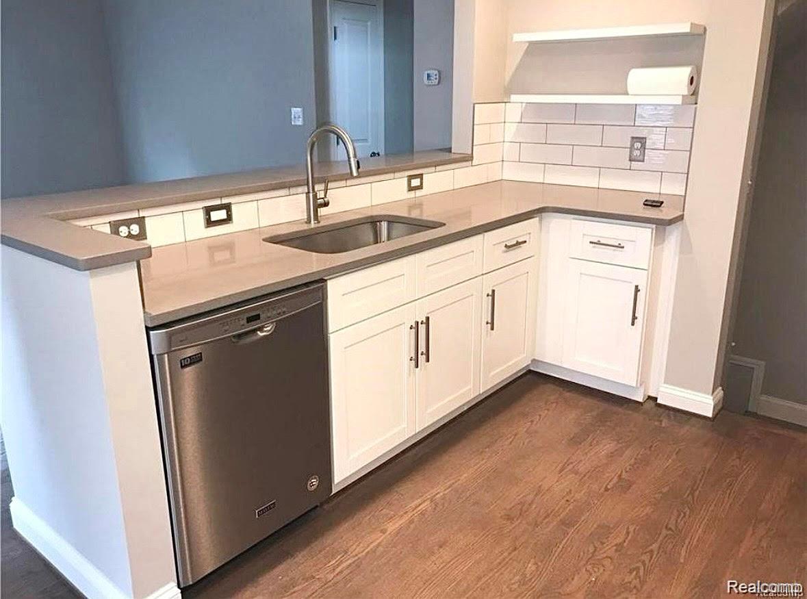 Royal Oak City, Michigan 48067, United States, 3 Bedrooms Bedrooms, ,3 BathroomsBathrooms,Residential,Active,197612