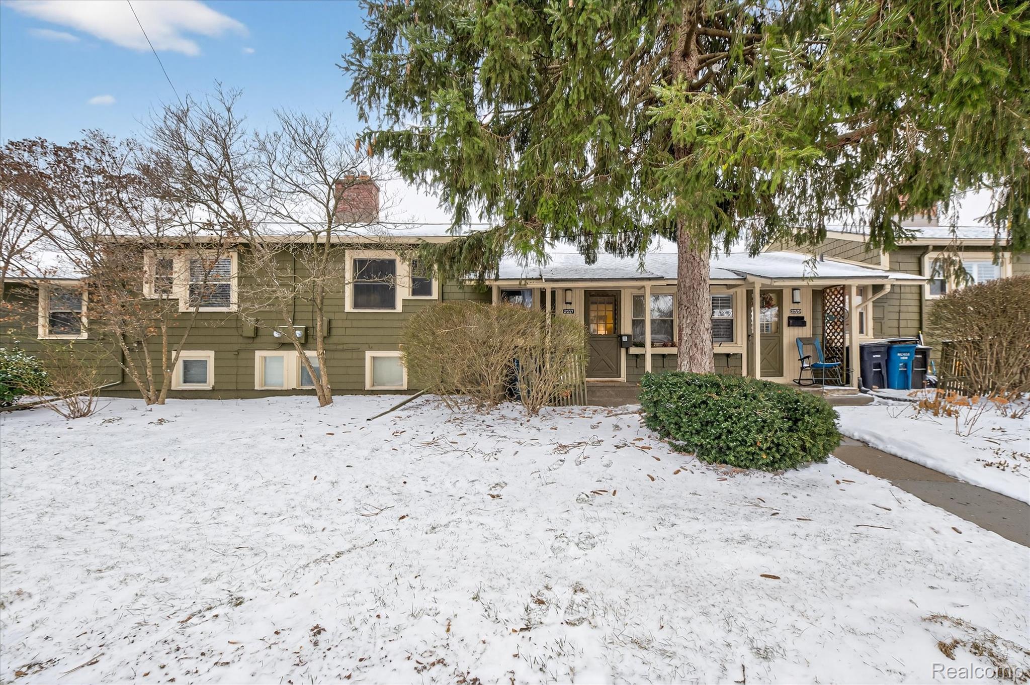 2327 Fernwood Avenue