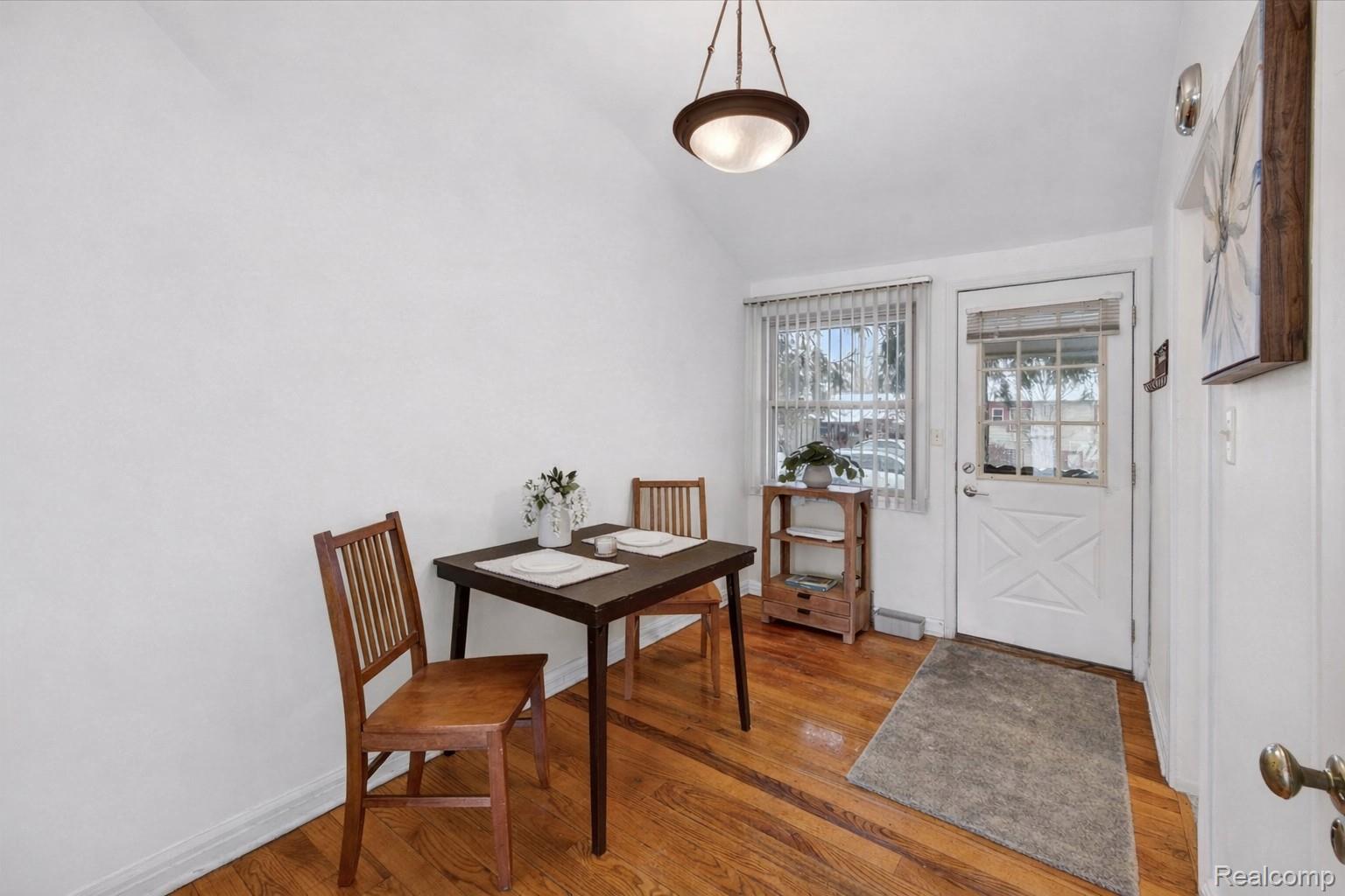 2327 Fernwood Avenue