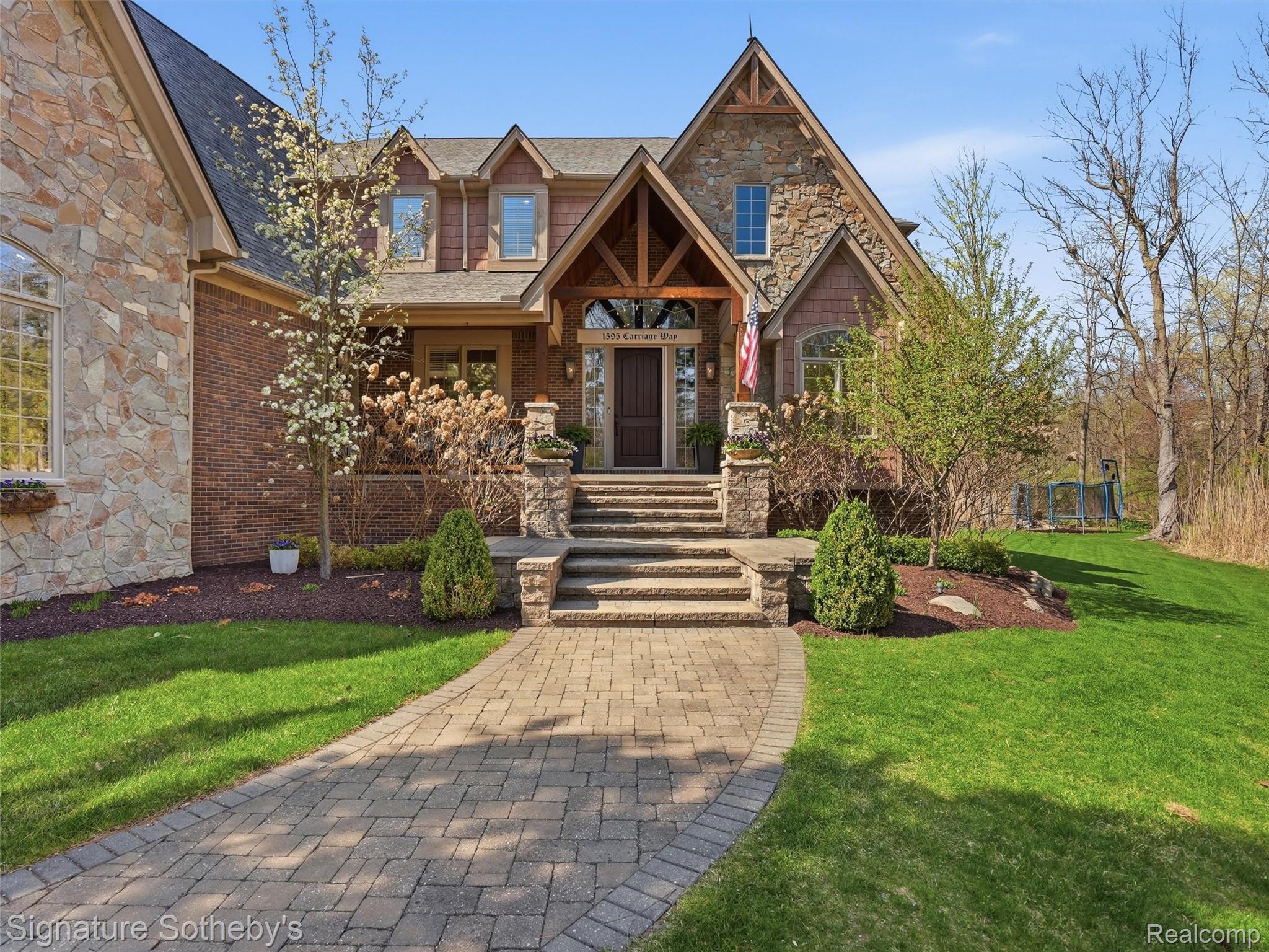 1595 Carriage Way