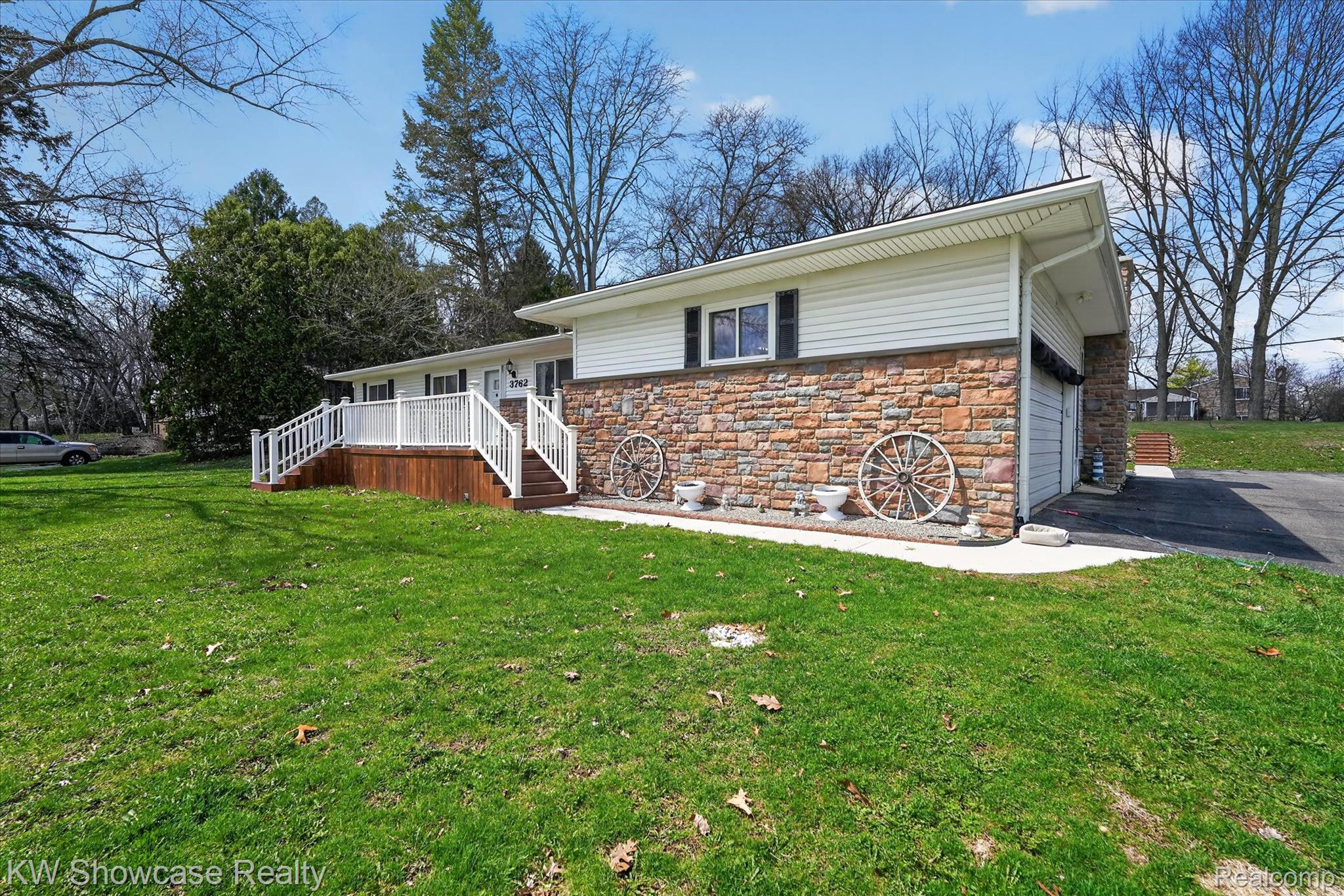 3762 Lakewood Drive