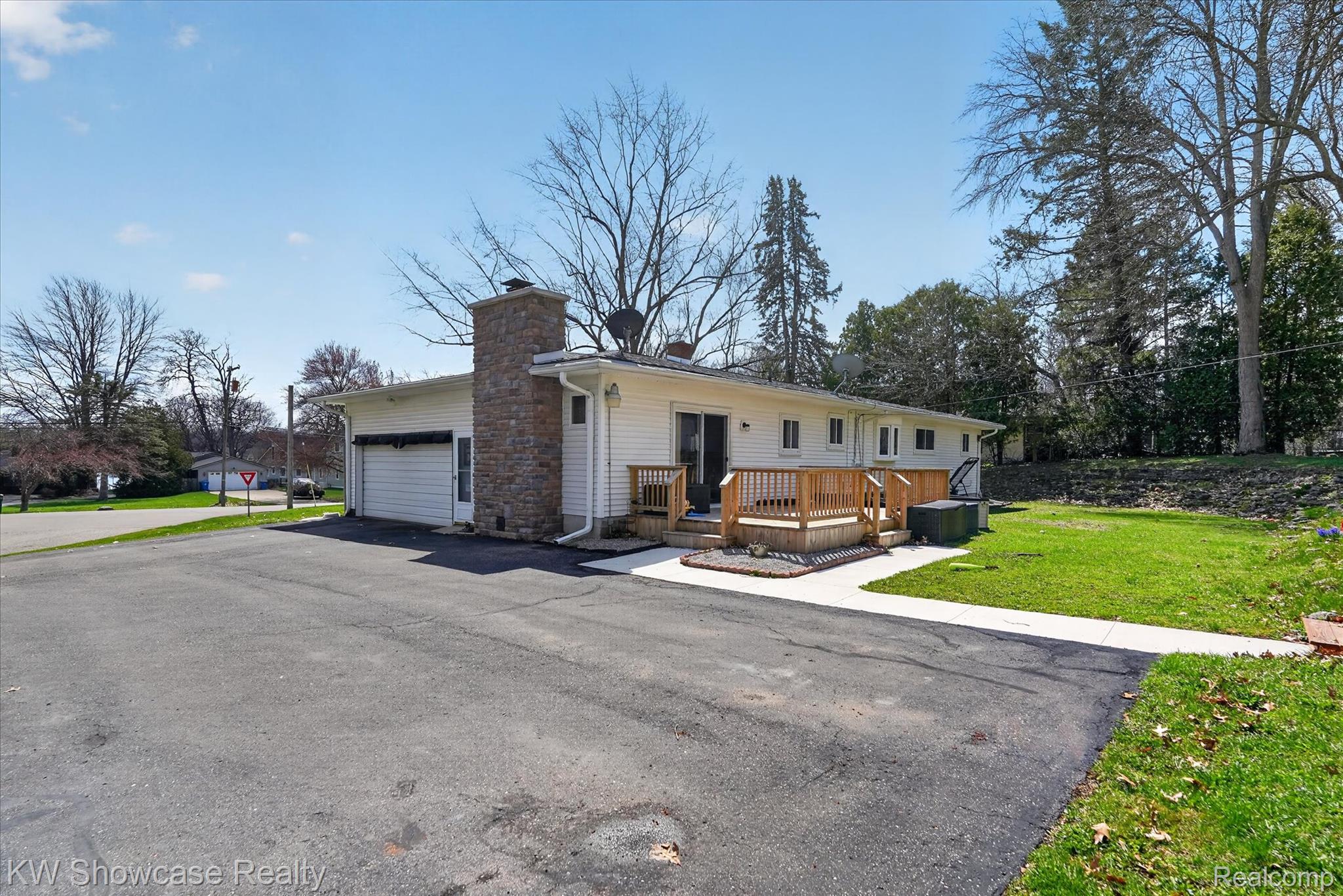 3762 Lakewood Drive