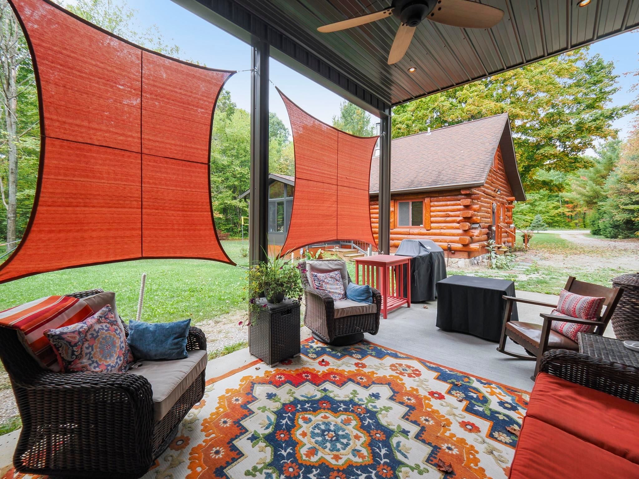 9098 Sunset Trail, NE