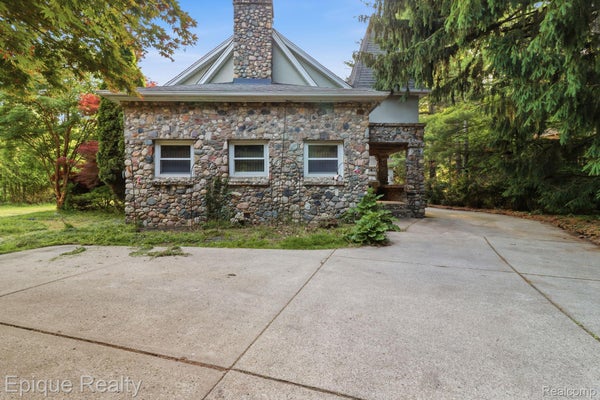 21085 METROVIEW RD, FARMINGTON HILLS, MI 48335 - Image 24cbfccfe497cc124c8c06efb3d79996/2031513544