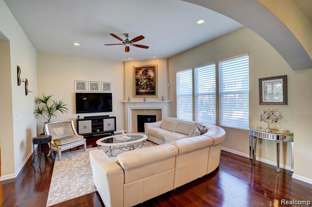6074 Topaz Circle