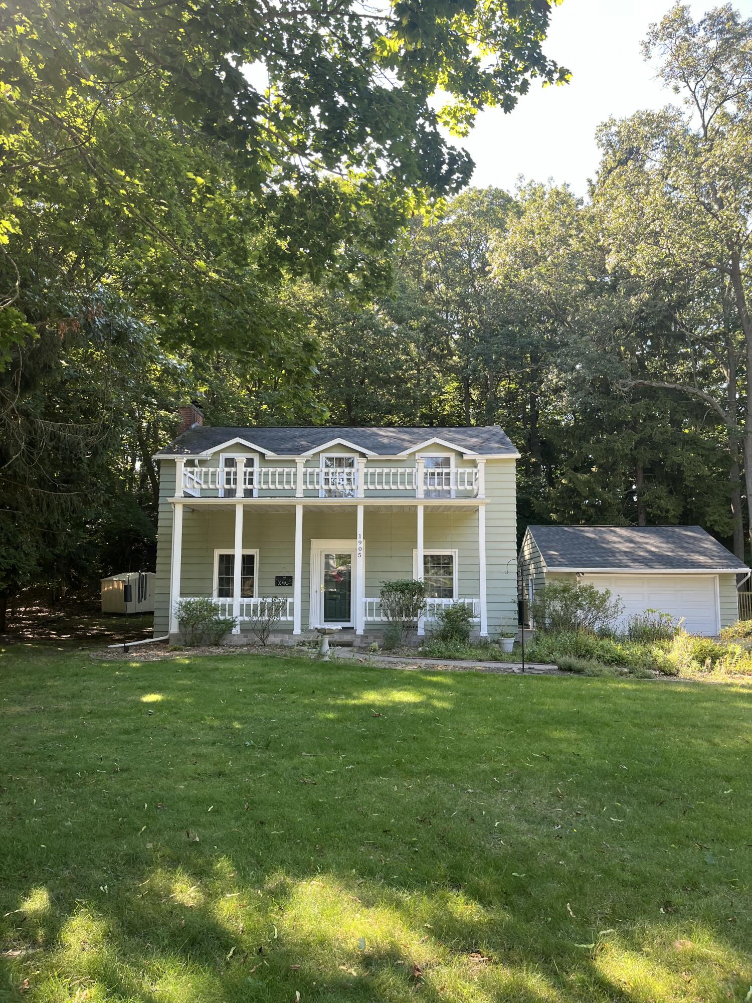 1905 Crestwood Lane