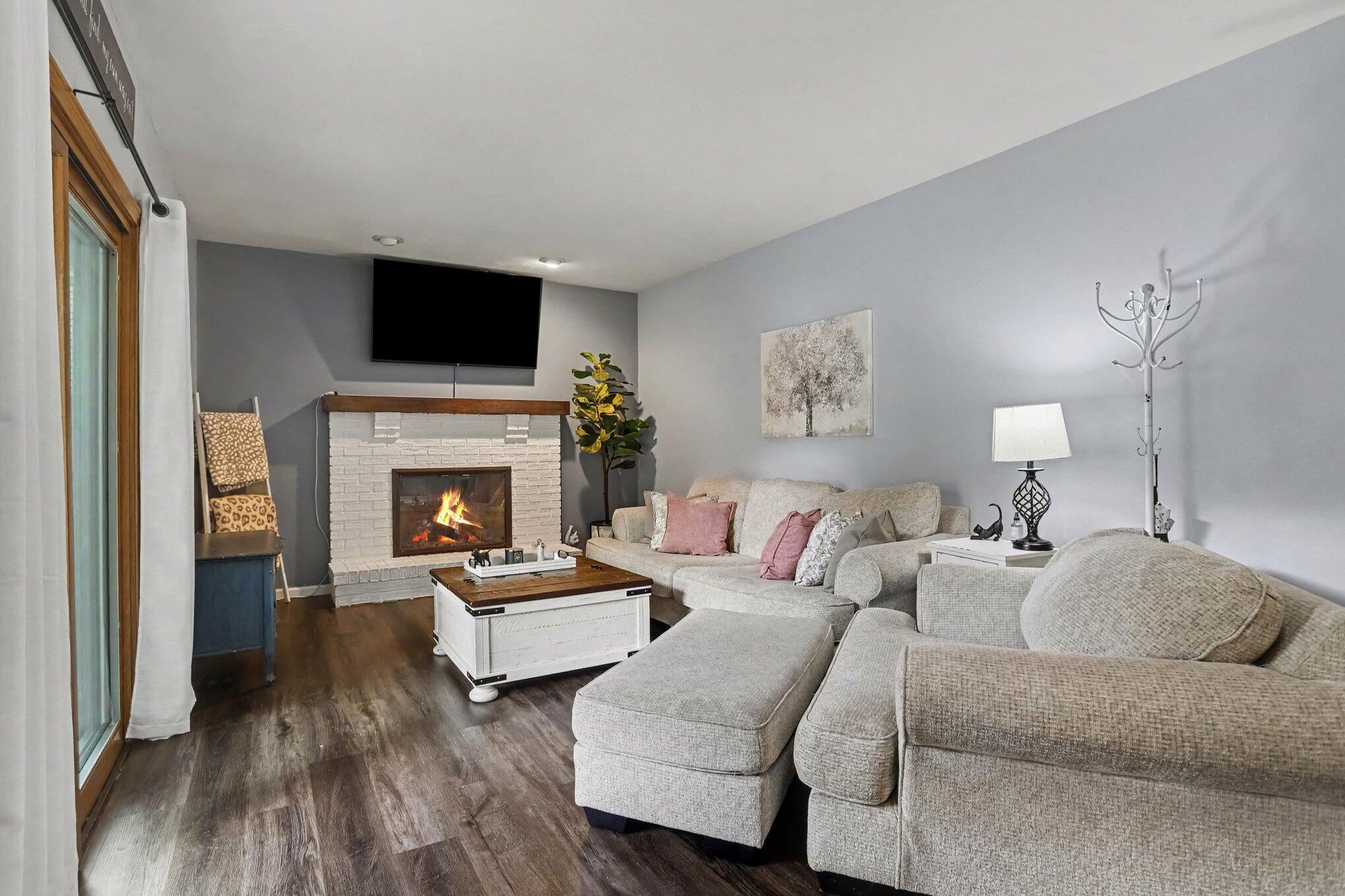 111 W Hamilton Lane