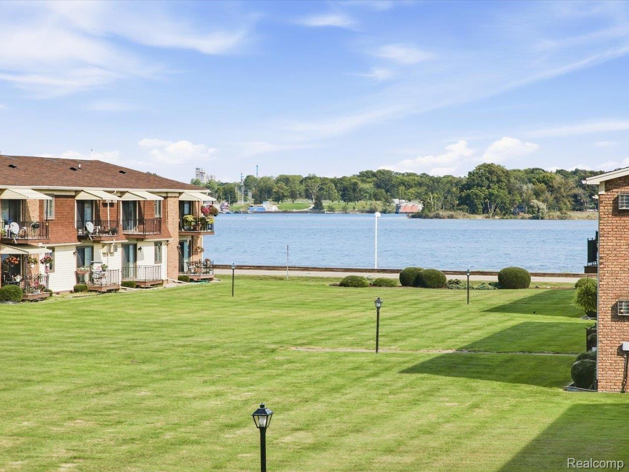 1900 River Road 6