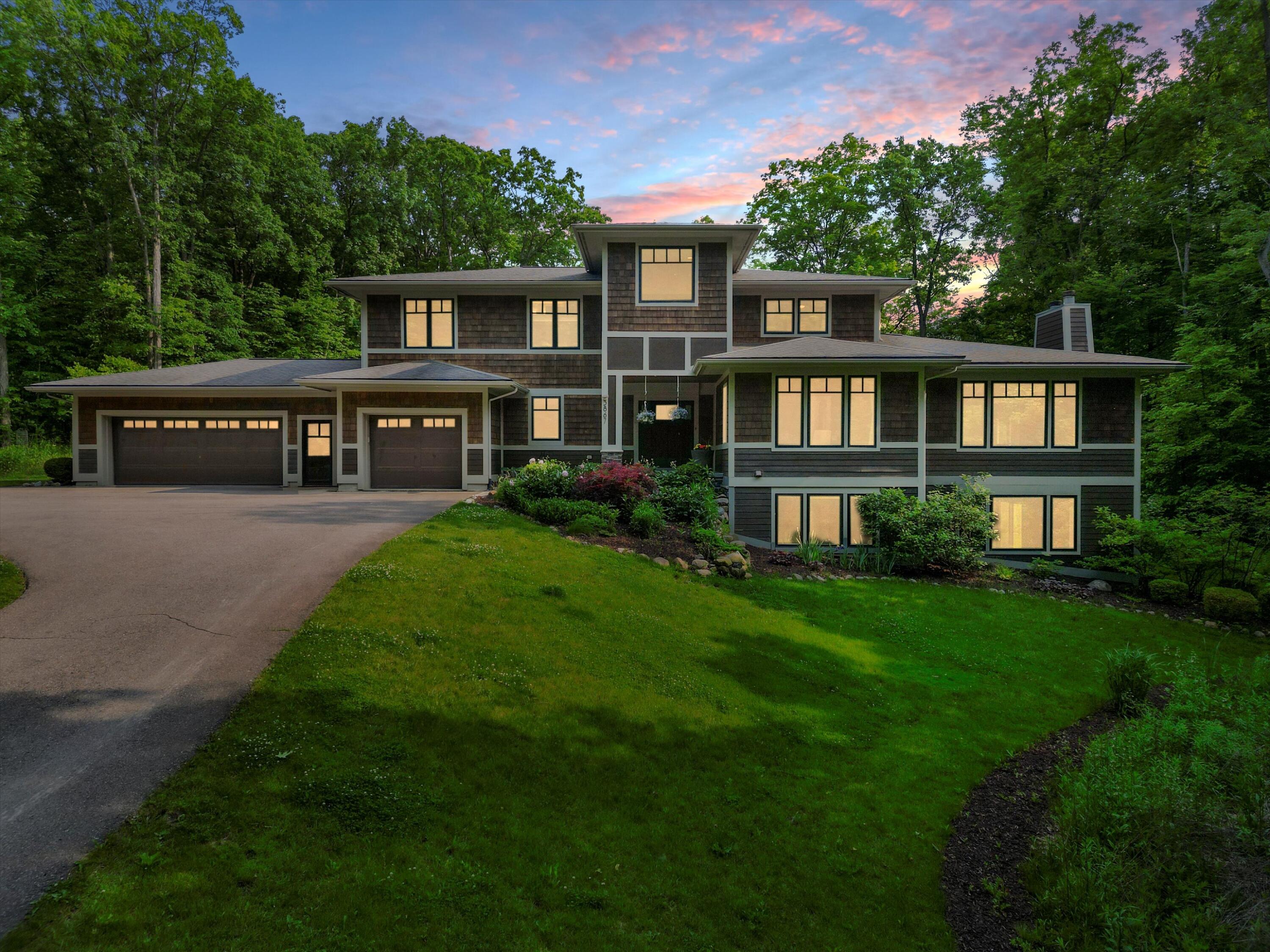 3867 Hawk Crest Road