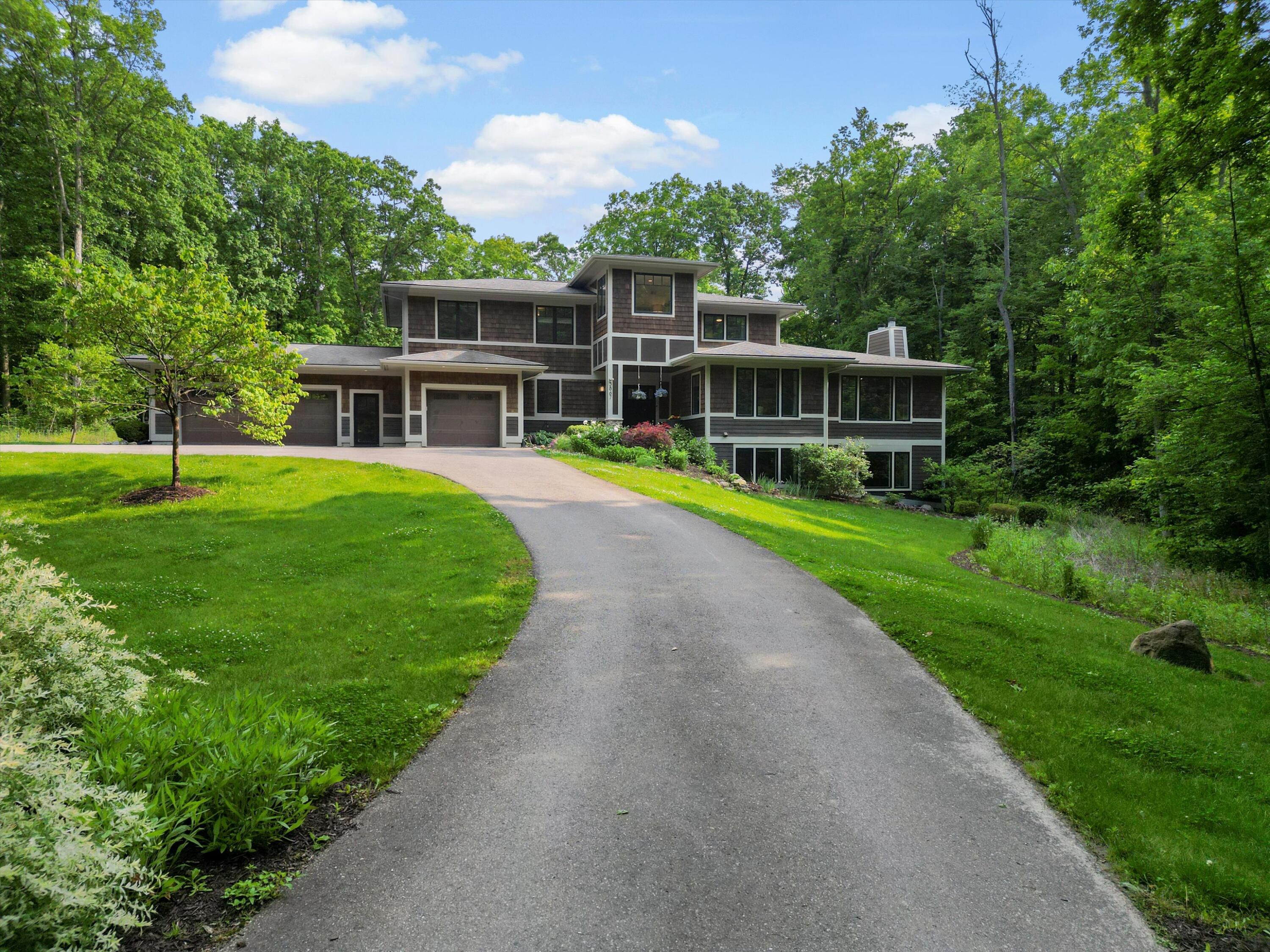 3867 Hawk Crest Road