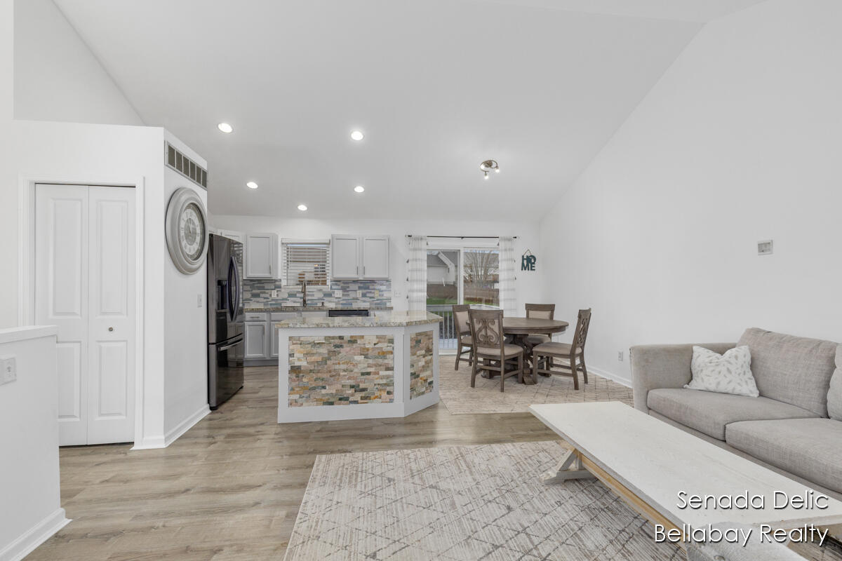 7121 Shady Knoll Drive SE