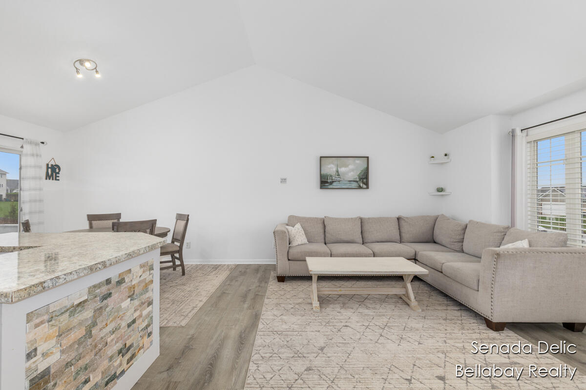 7121 Shady Knoll Drive SE