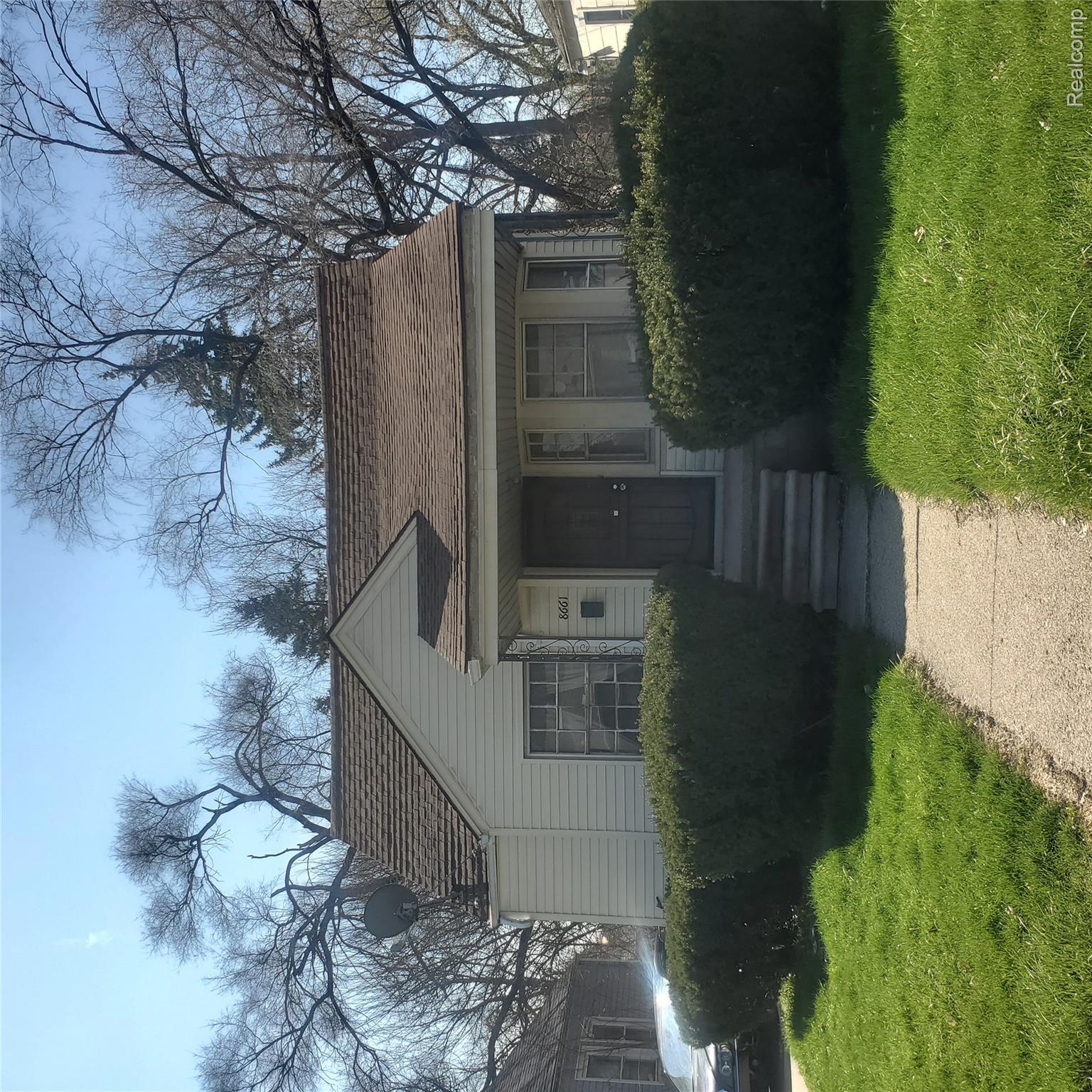 Bungalow featuring a front lawn