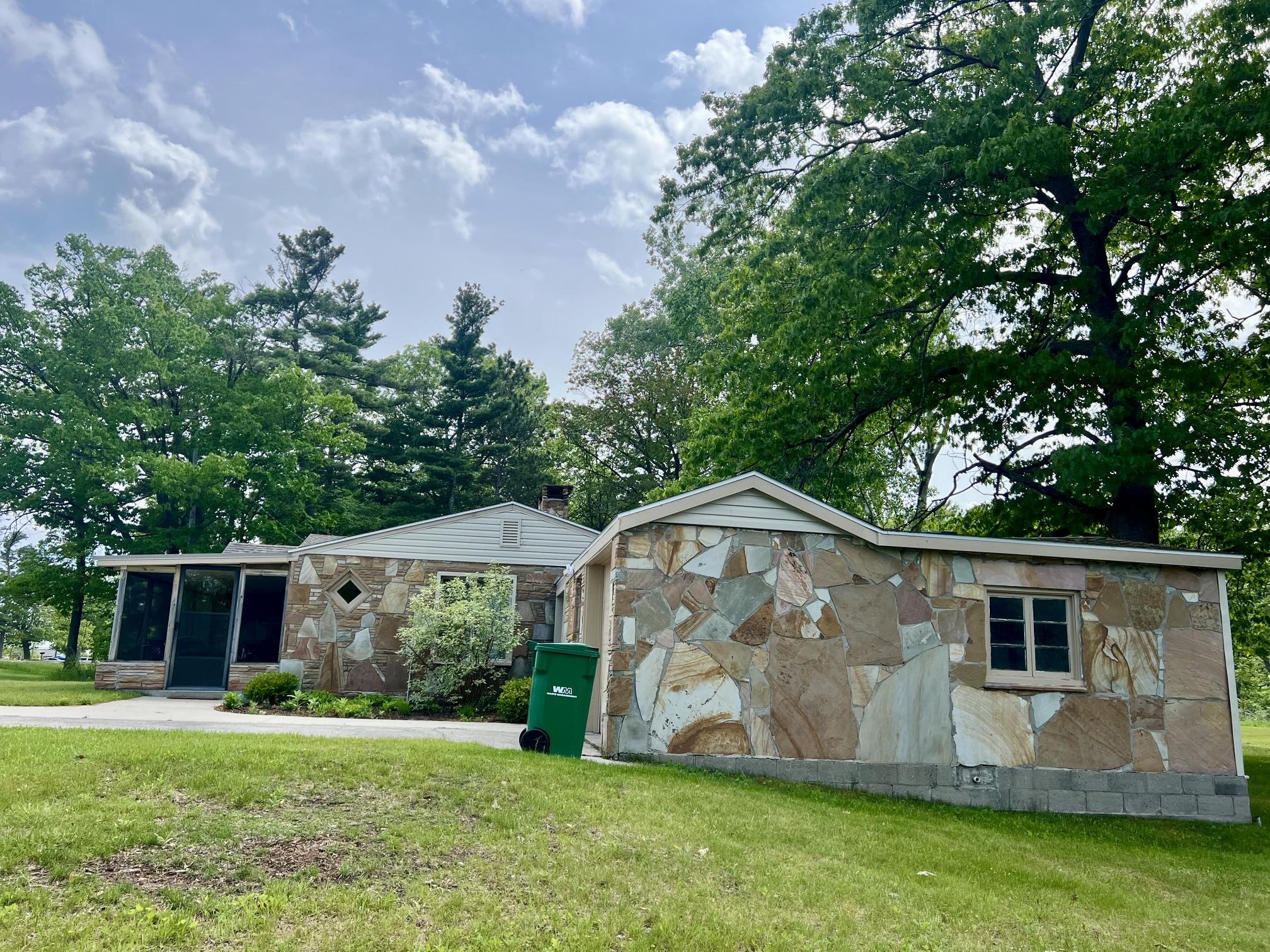 3325 N US-23 N