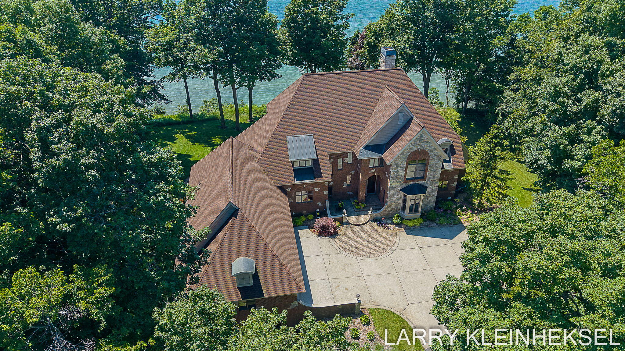 44-web-or-mls-5645-lakeshore-ave