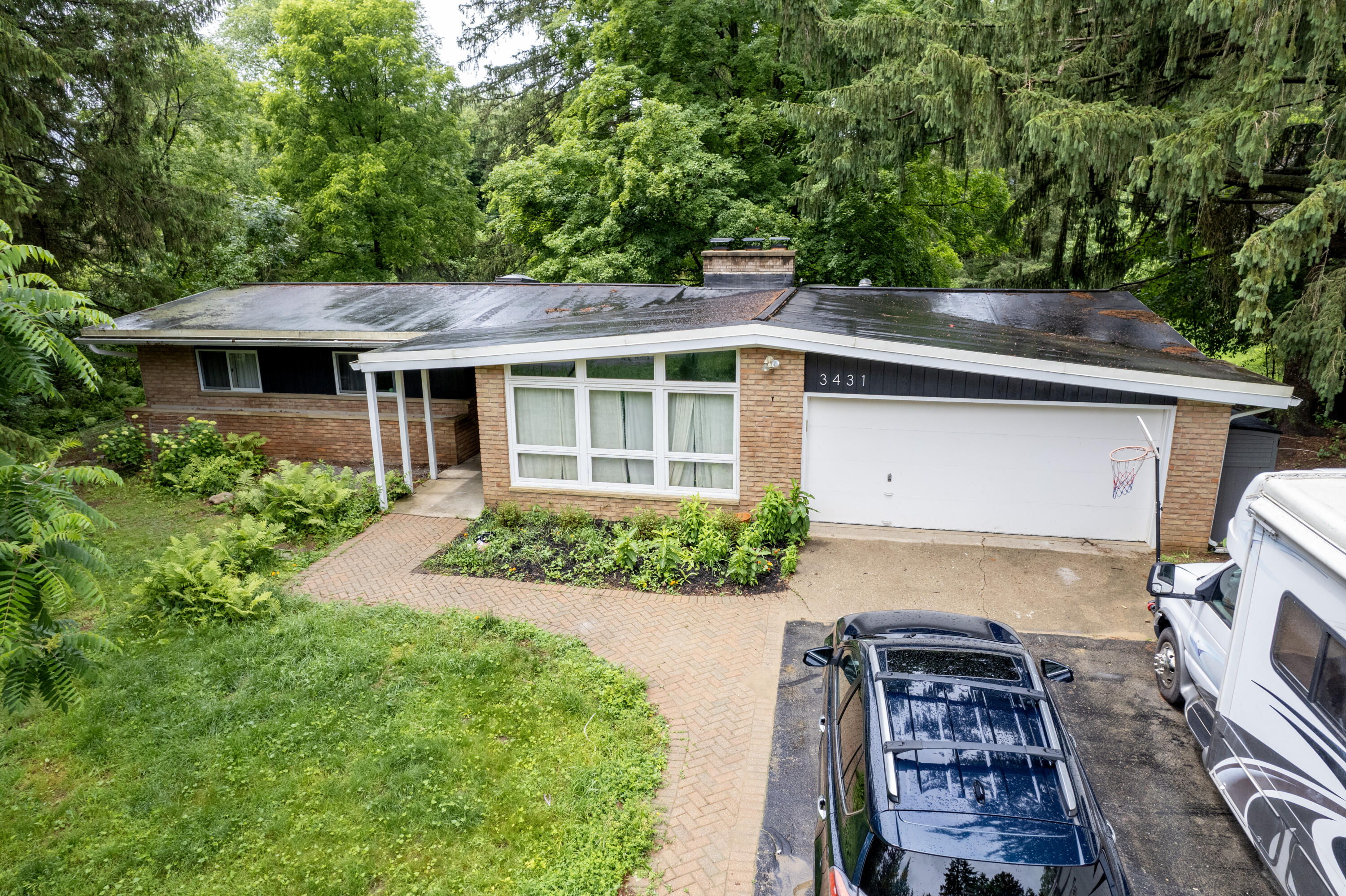 3431 Pineview Drive