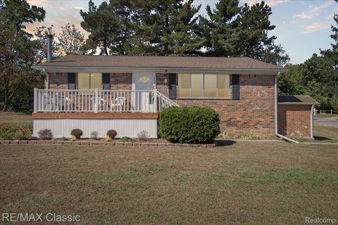 2551 Oakview Drive Wolverine Lake Village MI 48390