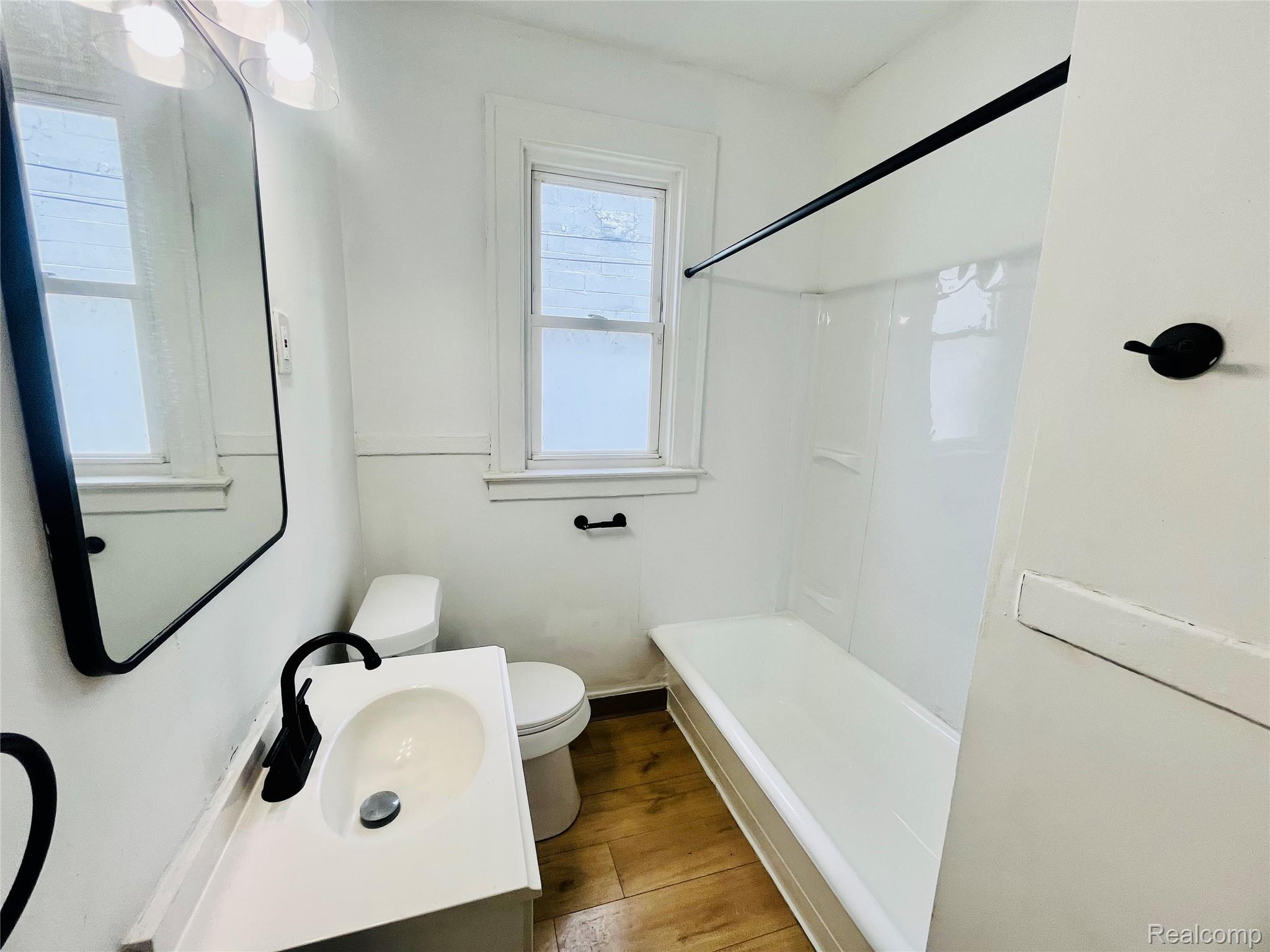 Detroit City, Michigan 48214, United States, 2 Bedrooms Bedrooms, ,1 BathroomBathrooms,Residential,Active,233814