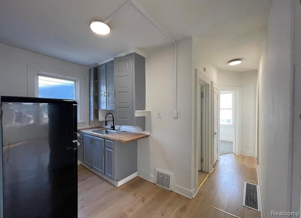 Detroit City, Michigan 48214, United States, 2 Bedrooms Bedrooms, ,1 BathroomBathrooms,Residential,Active,233814