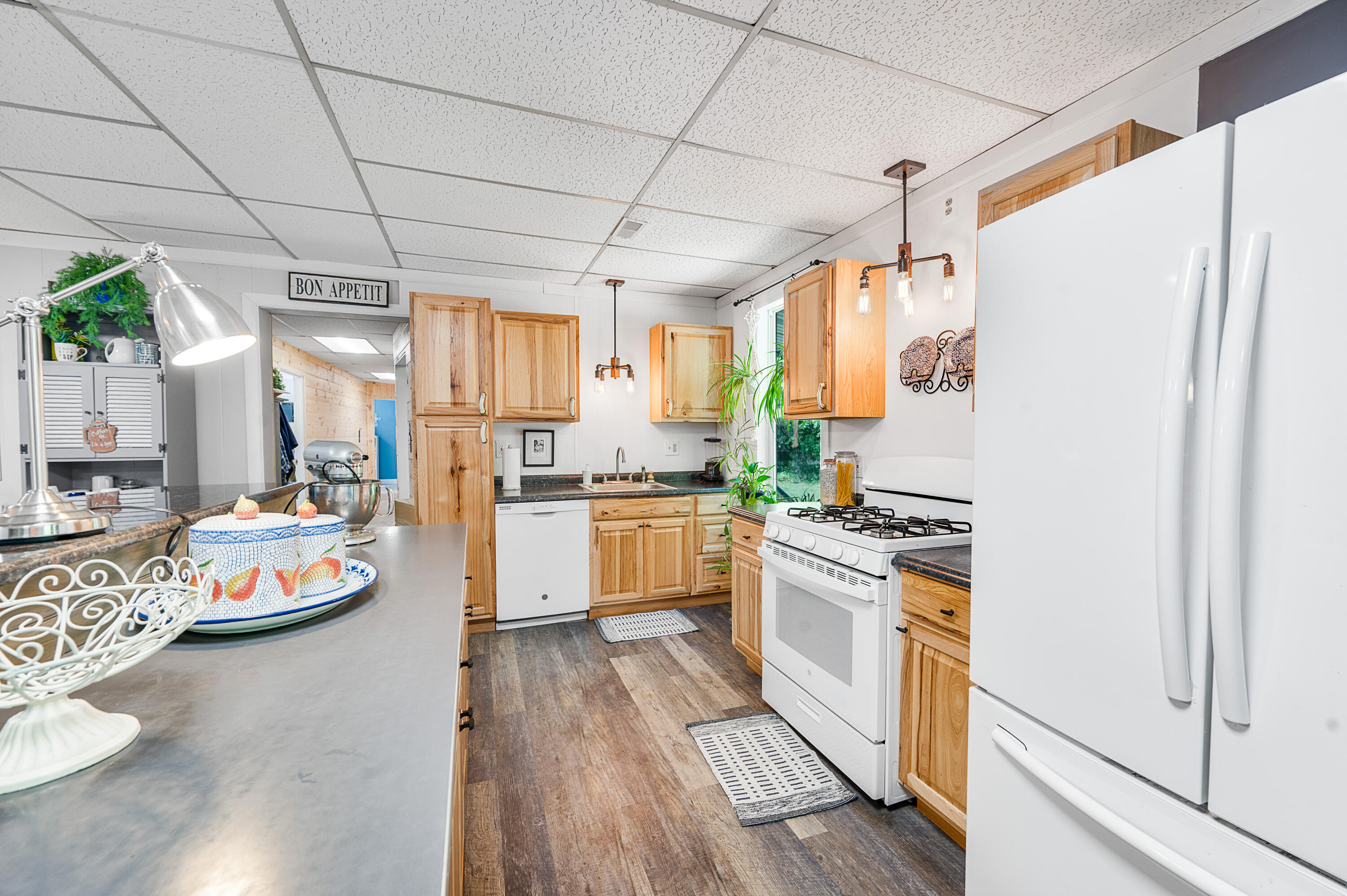 283 W 16th St